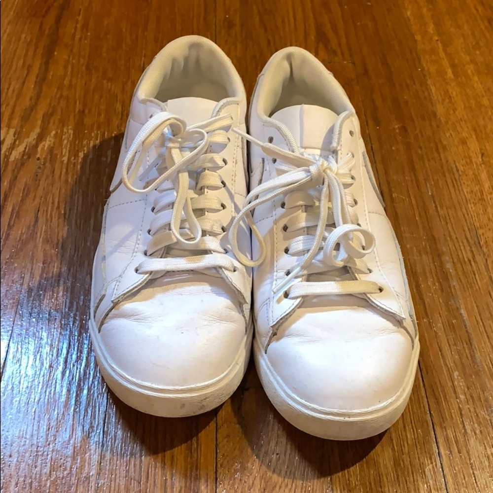 White nice causal sneakers Nike